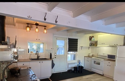 Chertsey Cabin | WATERFRONT COTTAGE