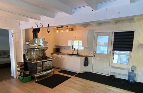 Chertsey Cabin | WATERFRONT COTTAGE