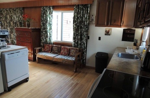 Collingwood Cottage | Waterfront Cottage On Private Lake - about 20 km from Collingwood