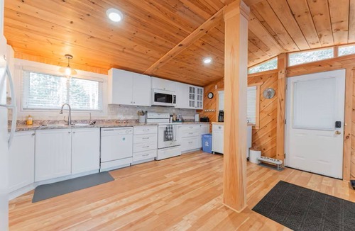 Huntsville Cottage | Waterfront Cottage Retreat | Private Dock + Kayaks