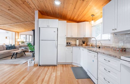 Huntsville Cottage | Waterfront Cottage Retreat | Private Dock + Kayaks