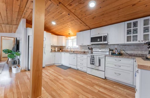 Huntsville Cottage | Waterfront Cottage Retreat | Private Dock + Kayaks