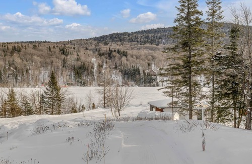 Lac Beauport Cottage | Waterfront cottage near hiking and biking trails