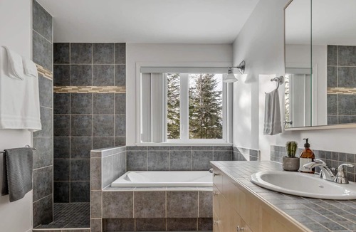 Lac Beauport Cottage | Waterfront cottage near hiking and biking trails