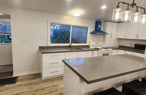 Springwater Cottage | Waterfront Cottage - Hot tub, kayaks, AC, wifi, 4 br, 1 hr 15 mins from Toronto