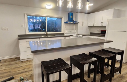 Springwater Cottage | Waterfront Cottage - Hot tub, kayaks, AC, wifi, 4 br, 1 hr 15 mins from Toronto