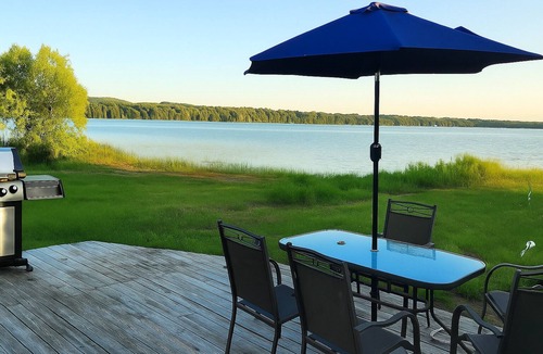 Springwater Cottage | Waterfront Cottage - Hot tub, kayaks, AC, wifi, 4 br, 1 hr 15 mins from Toronto