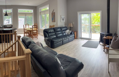 North Frontenac Cottage | Waterfront Cottage in the Woods/5bedrooms large Dock