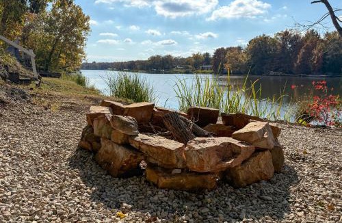 Fort Towson House | Waterfront Cottage in Fort Towson w/2 Decks!