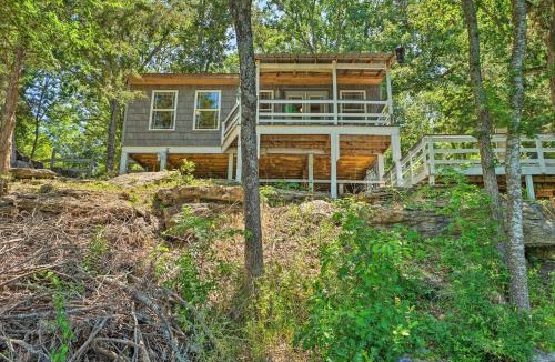 Fort Towson House | Waterfront Cottage in Fort Towson w/2 Decks!