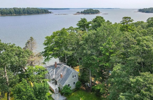 Freeport House | Waterfront Cottage in Freeport