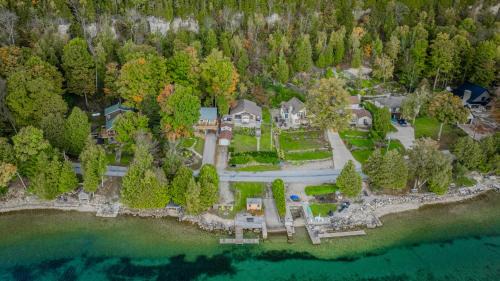 Colpoys Bay House | Waterfront Cottage - Incredible View and Hot Tub