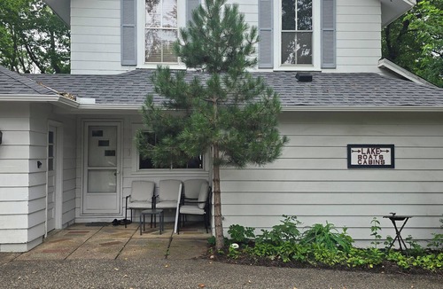 Minnetonka House | Waterfront Cottage on Lake Minnetonka - King Studio Walk-out, lower unit