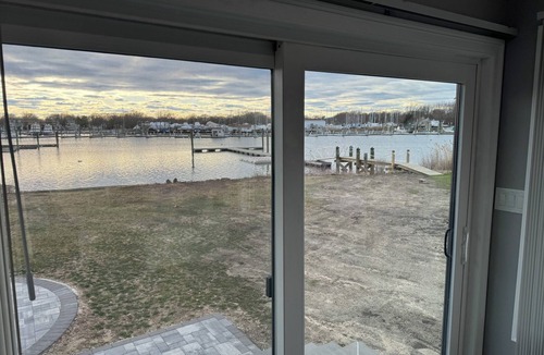 Warwick Cottage | Waterfront cottage on Warwick Cove.