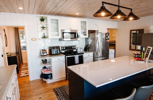 Selwyn Cottage | Waterfront Cottage | Private Dock, Canoes & SUPs