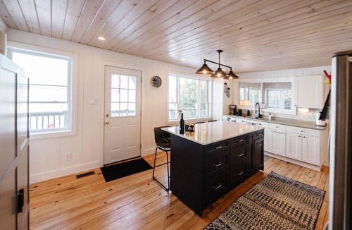 Selwyn Cottage | Waterfront Cottage | Private Dock, Canoes & SUPs