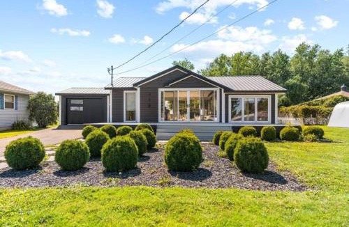 Pointe-du-Chene Ski Chalet | Waterfront Cottage 'The Dream' with Private Hot Tub