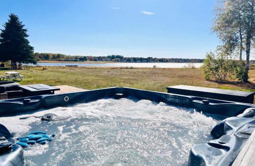 Pointe-du-Chene Ski Chalet | Waterfront Cottage 'The Dream' with Private Hot Tub