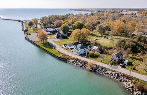 Dunnville House | Waterfront Cottage, Top Fishing Spot, Light House