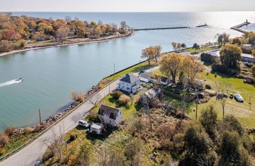 Dunnville House | Waterfront Cottage, Top Fishing Spot, Light House