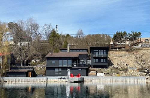 Addison House | Waterfront Cottage With Unique Design
