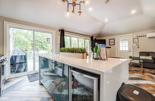Severn Bridge Cottage | 🌊Waterfront Cottage w/Dock, 🔥Hot Tub & Sauna | Fishing & Boating | Sleeps 8