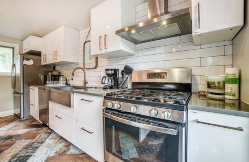 Severn Bridge Cottage | 🌊Waterfront Cottage w/Dock, 🔥Hot Tub & Sauna | Fishing & Boating | Sleeps 8