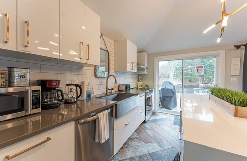 Severn Bridge Cottage | 🌊Waterfront Cottage w/Dock, 🔥Hot Tub & Sauna | Fishing & Boating | Sleeps 8