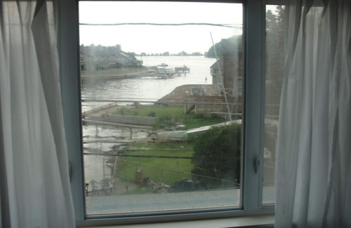 East Irondequoit House | Waterfront cottage w dockage, Central A/C on Irondequoit Bay in Rochester NY