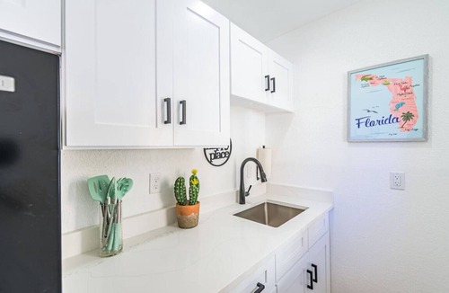 Bay Esplanade Apartment | Waterfront Courtyard Condo 2 Blocks to Beach