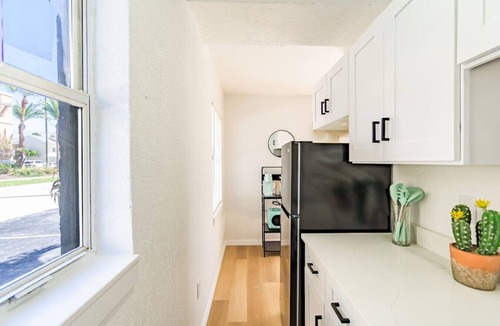 Bay Esplanade Apartment | Waterfront Courtyard Condo 2 Blocks to Beach