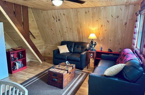 Stratford Cabin | Waterfront -Cozy Camp Triangle