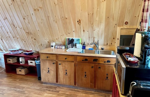 Stratford Cabin | Waterfront -Cozy Camp Triangle