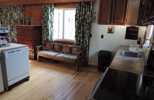 Glen Huron Cottage | Waterfront cozy cottage on private trout lake