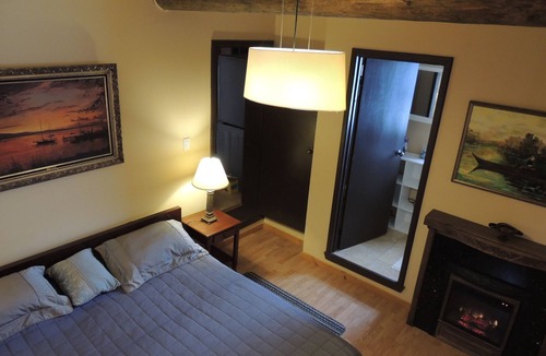Glen Huron Cottage | Waterfront cozy cottage on private trout lake