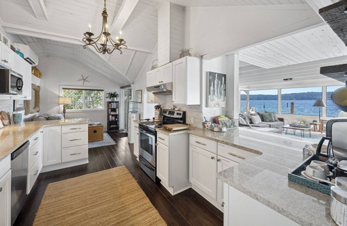 Vashon Island House | Waterfront-Cozy Cottage on the Water! Best view of PNW Moody Season. Green Clean