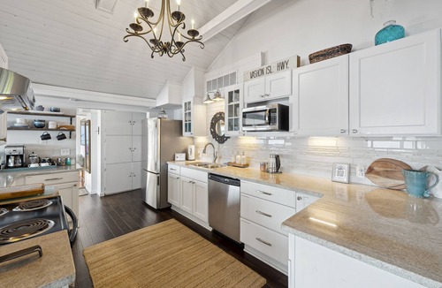 Vashon Island House | Waterfront-Cozy Cottage on the Water! Best view of PNW Moody Season. Green Clean