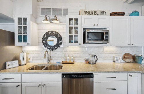 Vashon Island House | Waterfront-Cozy Cottage on the Water! Best view of PNW Moody Season. Green Clean