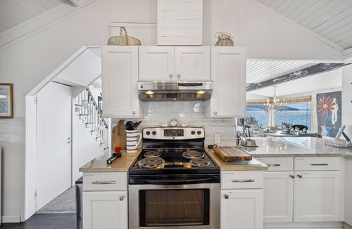 Vashon Island House | Waterfront-Cozy Cottage on the Water! Best view of PNW Moody Season. Green Clean