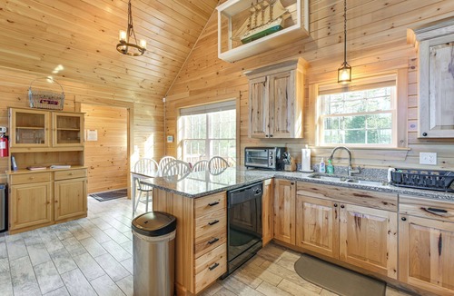 Holden Cabin | Waterfront Davis Pond Cabin w/Dock + Kayaks!