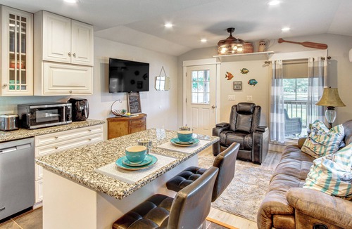 Andalusia House | Waterfront Deck! Couple’s Retreat on Point A Lake