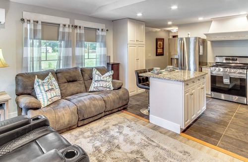 Andalusia House | Waterfront Deck! Couple’s Retreat on Point A Lake