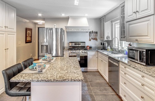 Andalusia House | Waterfront Deck! Couple’s Retreat on Point A Lake