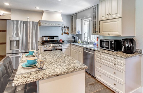 Andalusia House | Waterfront Deck! Couple’s Retreat on Point A Lake