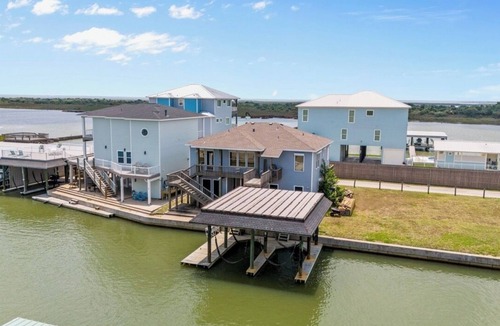 Port O Connor House | WATERFRONT Dee's Galley 2 Boat Slips Lifts