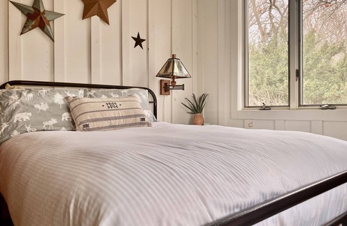 Morrisville Cabin | Waterfront Delaware River, Cozy, 5-star Lodge, a Bucks County Historic Gem