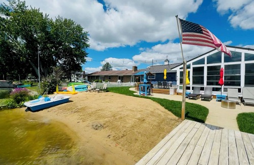 Cassopolis House | Waterfront Diamond Lake - Sandy beach