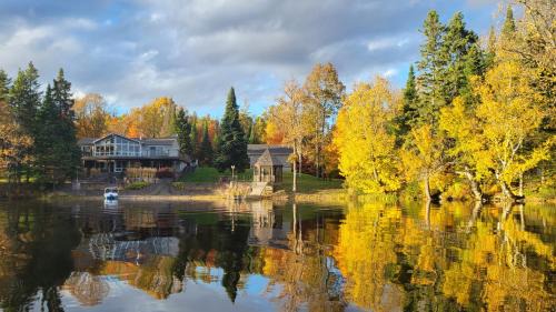Broadbent Villa | Waterfront, dream stay at Belle Vue Cottage