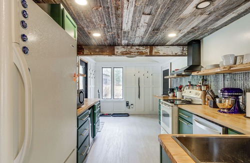 Duluth Cottage | Waterfront Duluth Cabin w/Deck & River View!