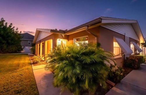 Laurel House | Waterfront duplex, walk to the beach